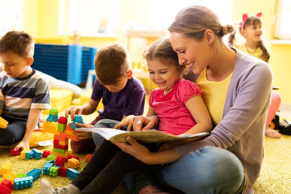 Mutter und Tochter beim Vorlesen (Bild: iStock)