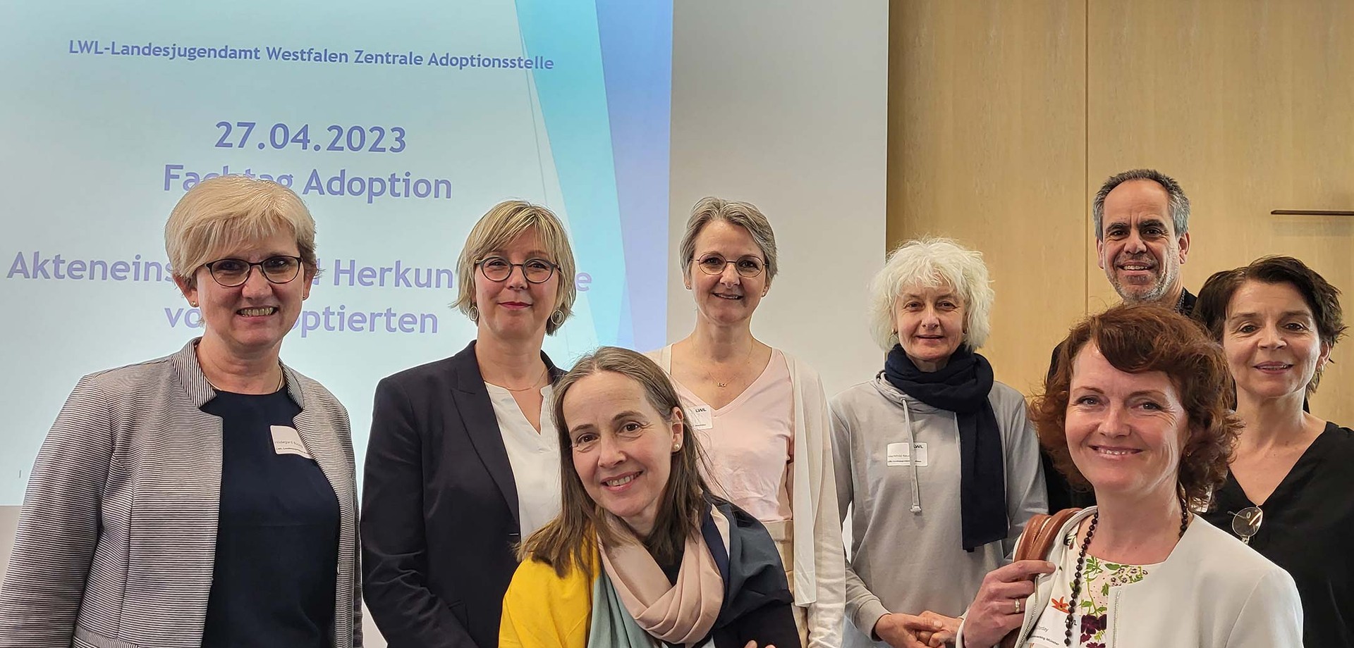 Gruppenfoto von der Veranstaltung: Referierende und Team der Zentralen Adoptionsstelle beim LWL