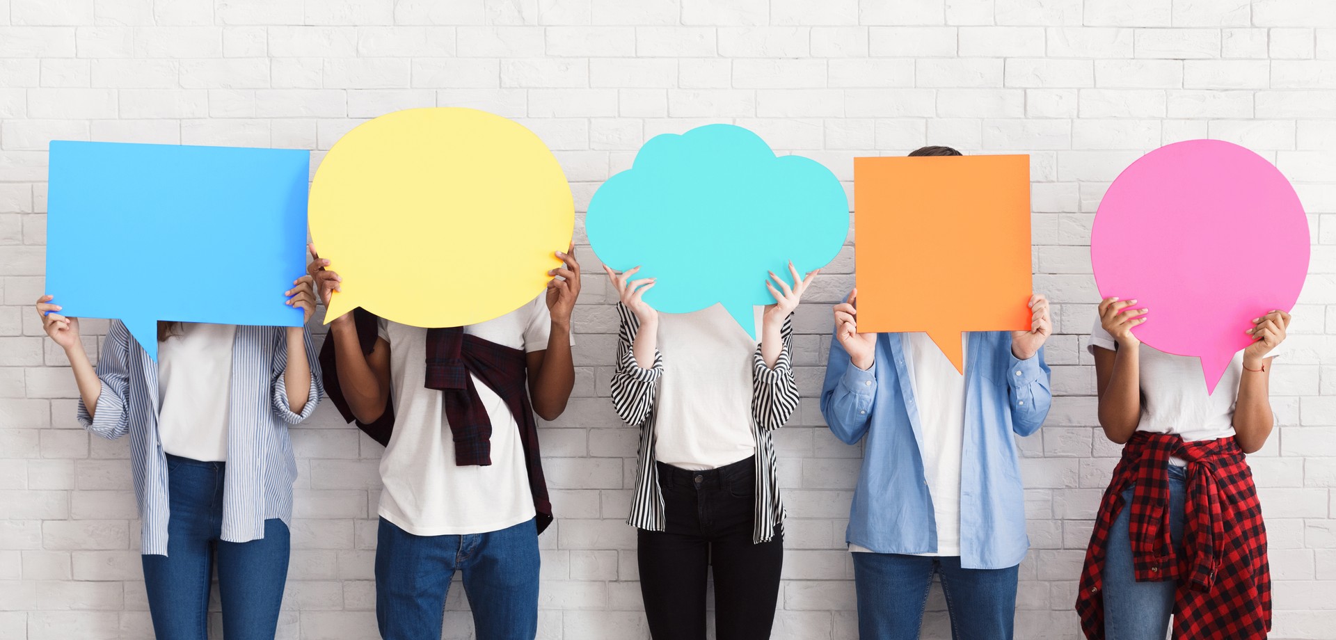 Vier Menschen stehen mit großen Sprechblasen vor dem Gesicht an einer Wand