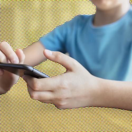 Ein Junge hat ein Smartphone in der Hand