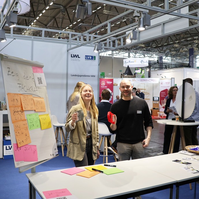 Ein Mann und eine Frau mit einem Kraftmessgerät auf der didacta 2026. (vergrößerte Bildansicht wird geöffnet)