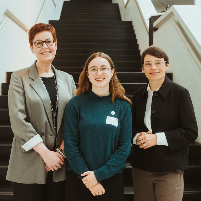 Birgit Westers (v.l.), Linnea Ruez Sprecherin der FÖJ-Teilnehmenden und Josefine Paul, NRW-Familienministerin (vergrößerte Bildansicht wird geöffnet)