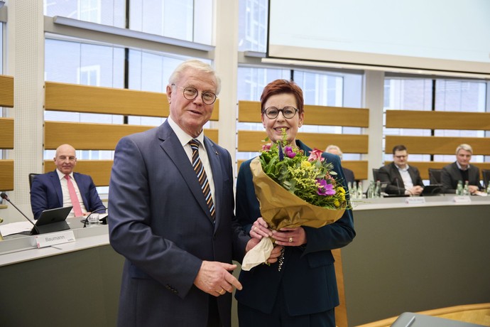 Klaus Baumann, Vorsitzender der Landschaftsversammlung, gratuliert LWL-Jugend- und Schuldezernentin Birgit Westers zur Wiederwahl. Foto: LWL/Urban