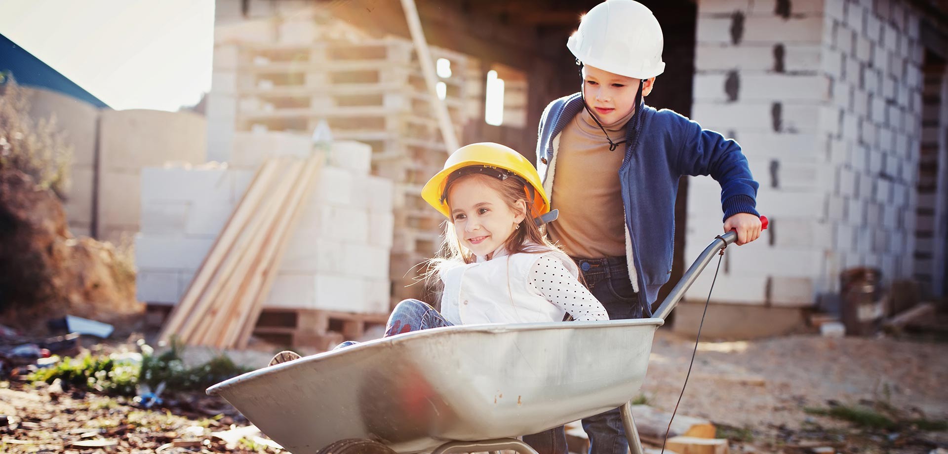 Foto von zwei Kindern auf einer Baustelle (Bild: Fotolia / Aliaksei lasevich).