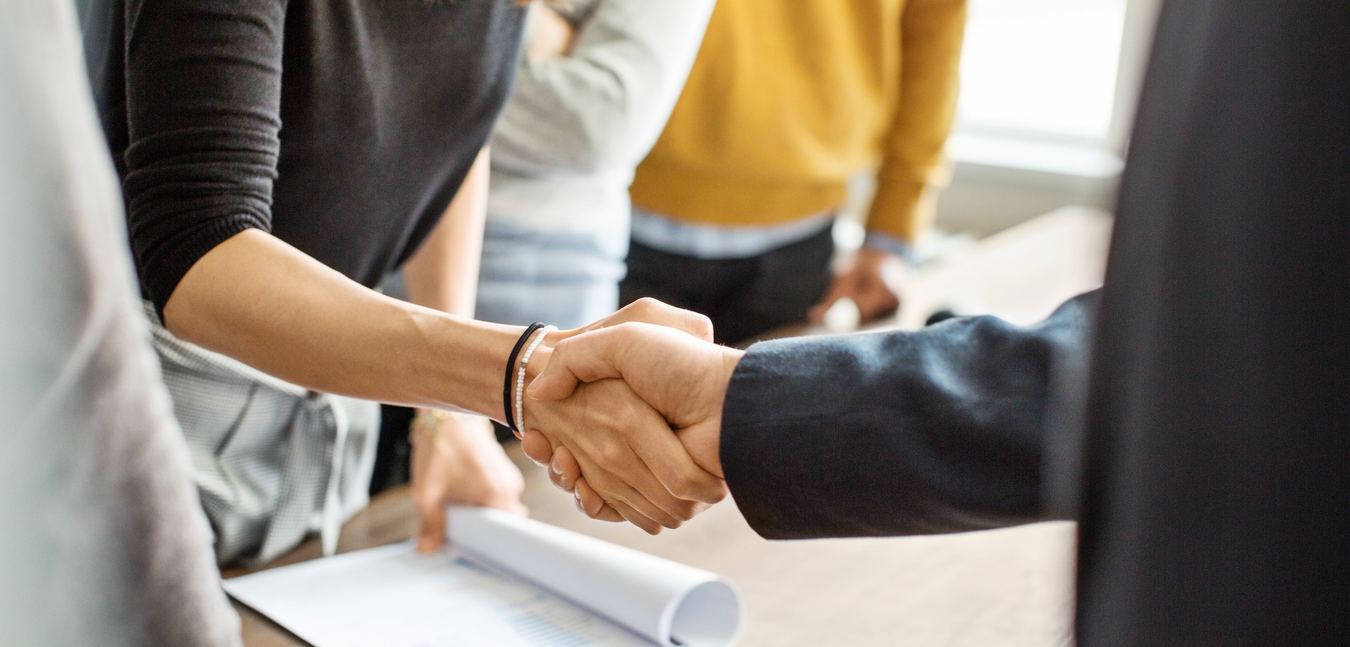 Foto Geschäftsleute beim Händeschütteln im Büro (Bild: iStock / alvarez).