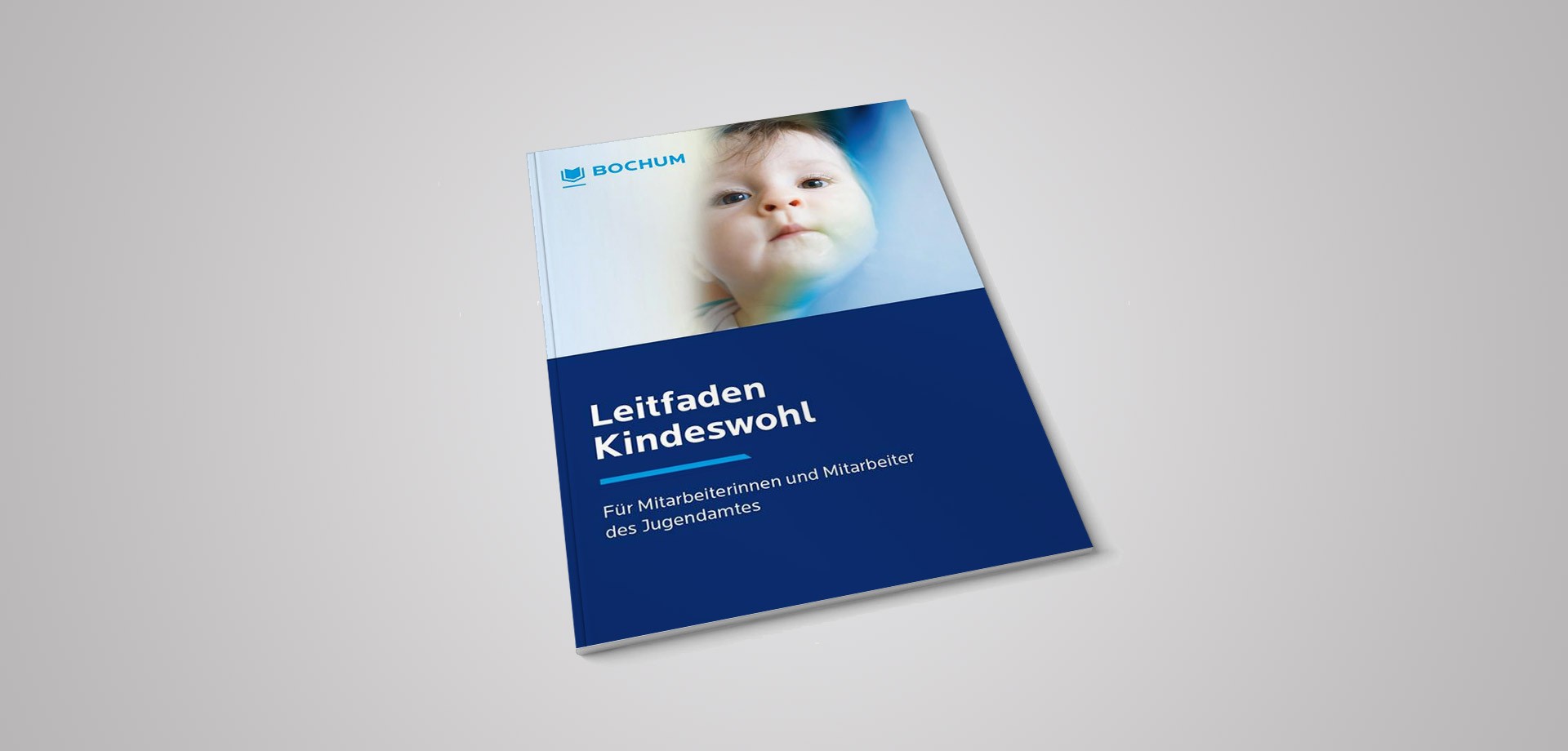 Umschlag der Veröffentlichung "Leitfaden Kindeswohl – Für MItarbeiterinnen und Mitarbeiter des Jugendamtes zeigt ein Kleinkind (Foto: Stadt Bochum)