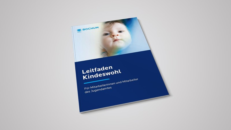 Der Umschlag der Veröffentlichung "Leitfaden Kindeswohl – Für MItarbeiterinnen und Mitarbeiter des Jugendamtes zeigt ein Kleinkind (Foto: Stadt Bochum)