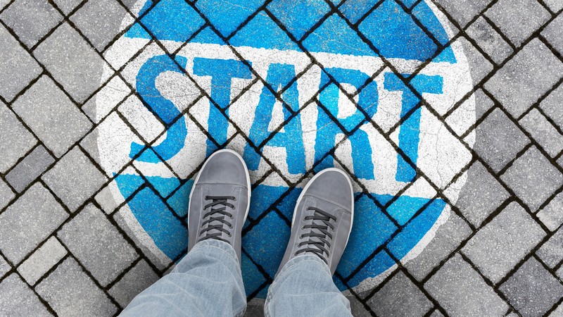 Mann steht auf Straße, auf der das Wort START geschrieben steht (Bildnachweis: bluedesign – stock.adobe.com)
