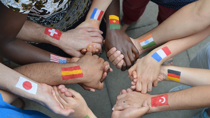 Foto von jungen Menschen verschiedener Nationalitäten, die sich an den Händen halten (Bild: AdobeStock / what4ever).