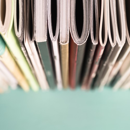 Verschiedene Zeitschriften aus der Vogelperspektive (Bild: AdobeStock copyright utoi)