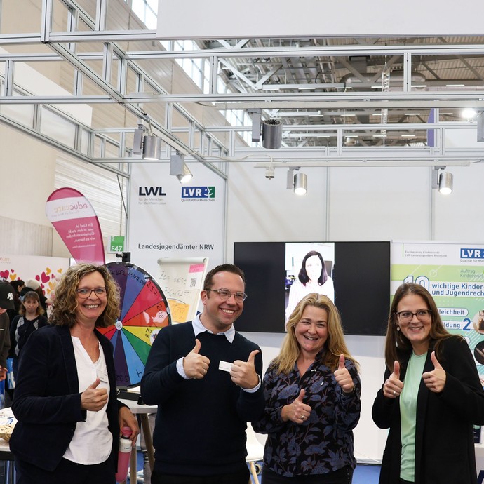 Vier Menschen auf der Messe didacta im Jahr 2026 halten ihre Daumen hoch. (vergrößerte Bildansicht wird geöffnet)