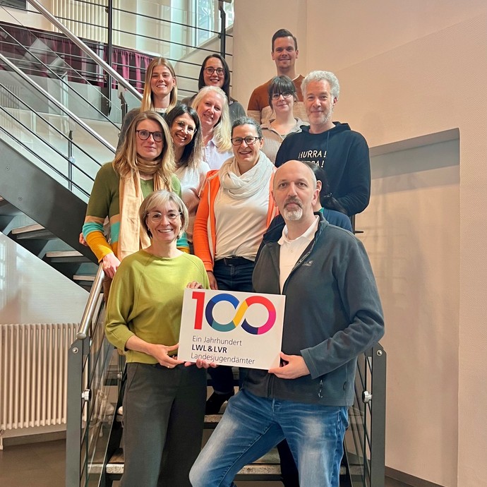 Gruppenfoto Absolvent:innen des 13. Zertifikatskurses Jugendhilfeplanung (vergrößerte Bildansicht wird geöffnet)