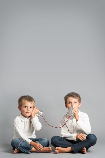 Foto Mädchen mit Dosentelefon (Bild: Fotolia.com / Noam)