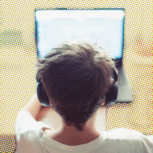 EIn Junge sitzt am PC