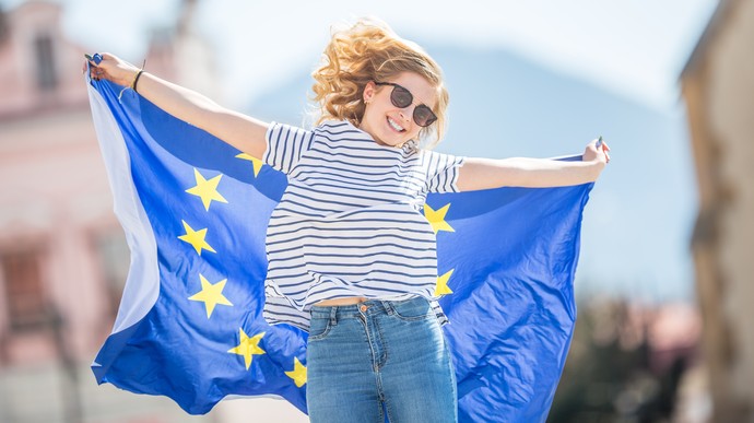 Jugendliches Mädchen mit Europaflagge (weyo - stock.adobe.com)