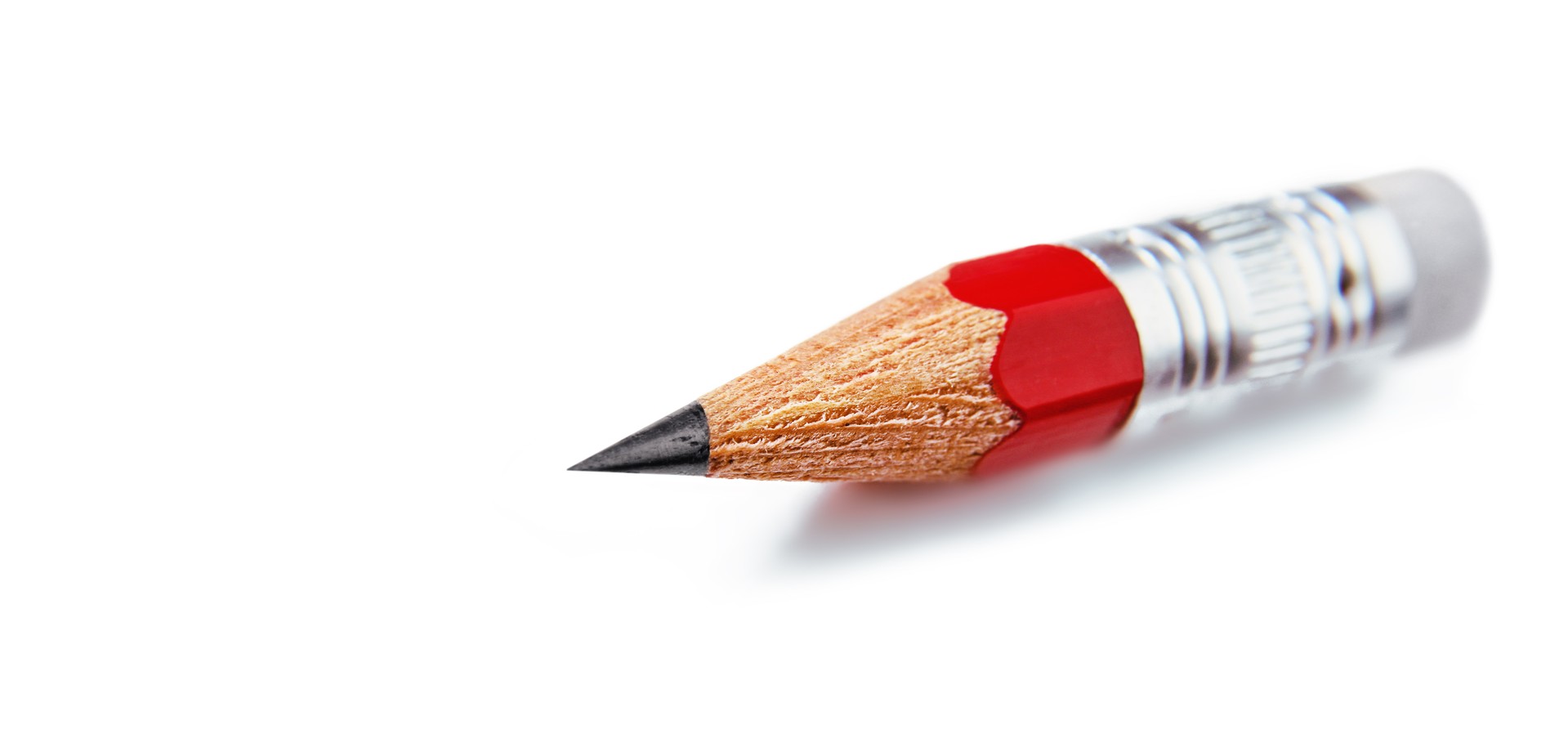 Angespitzter kurzer Bleistift (Foto:  janvier - stock.adobe.com)