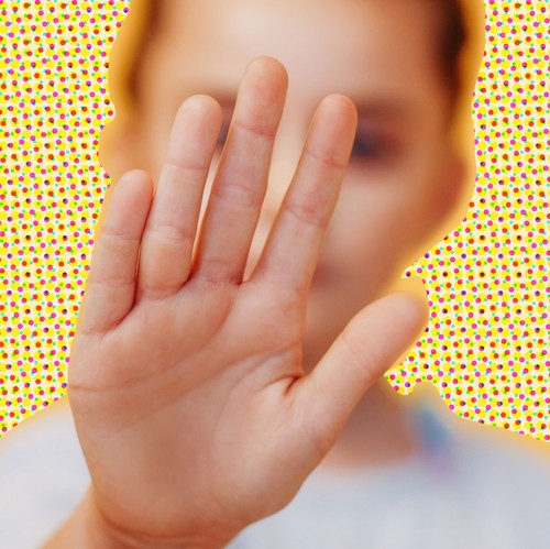 Kind hält eine Hand vor das Gesicht