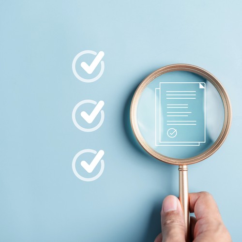 Checkliste mit Lupe (Bild: AdobeStock copyright Kiattisak)