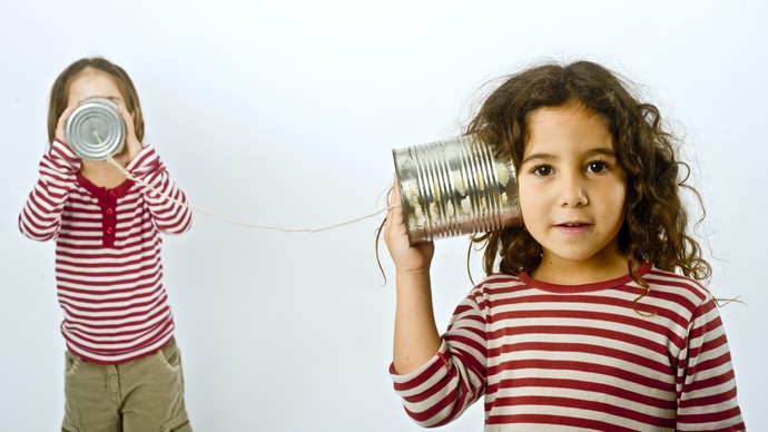 Foto Mädchen mit Dosentelefon (Bild: Fotoloa.com / Noam).