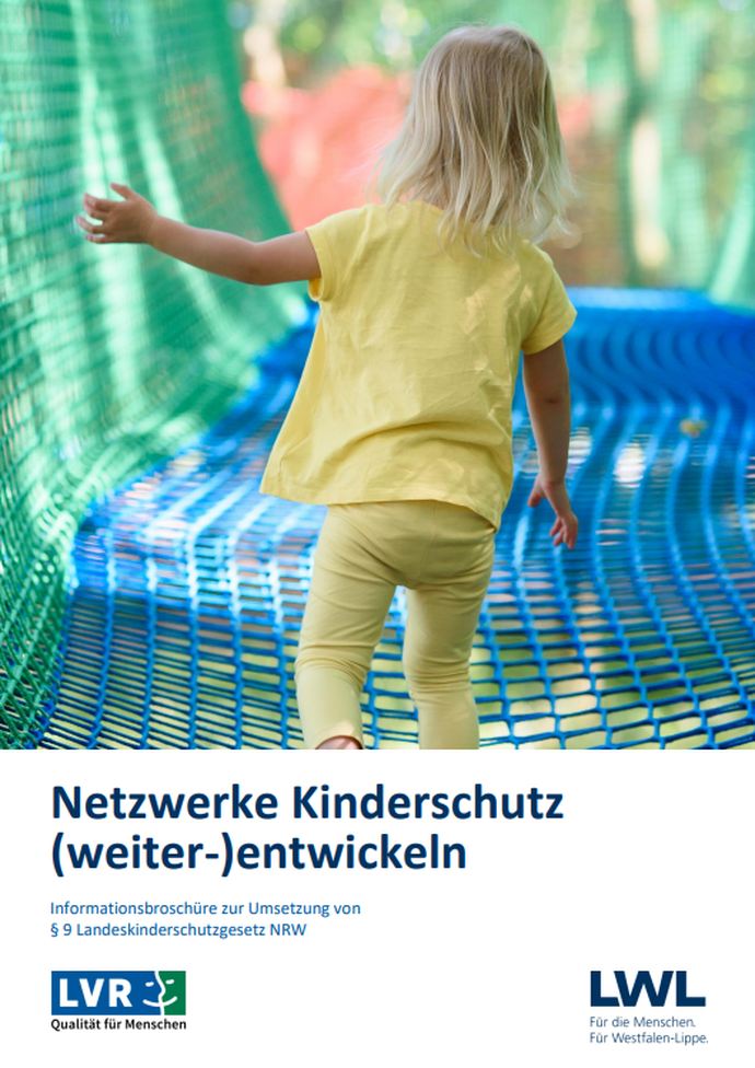 Bröschure mit dem Bild eines spielenden Kindes