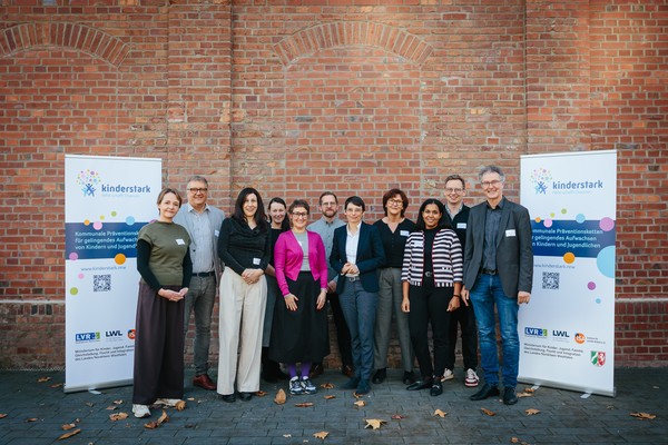Gruppenfoto von Fachberater:innen aus den beiden Landesjugendämtern des LWL und des LVR und NRW-Familienministerin Josefine Paul