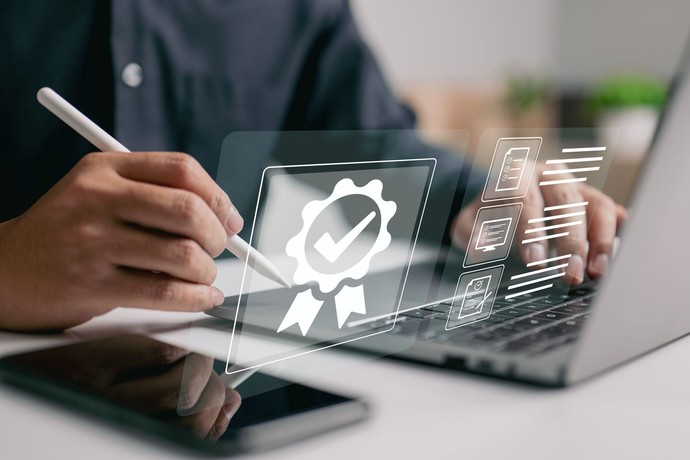 Symbolbild für eine Antragsstellung per Laptop (Foto: istockphotos.com – Ipuwadol)