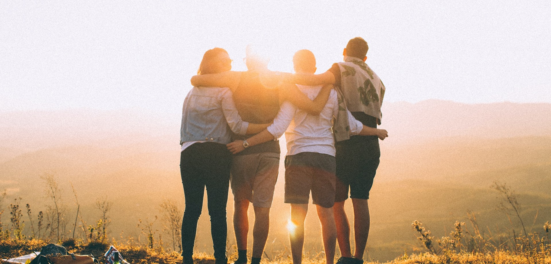 Foto von jungen Menschen vor einem Sonnenuntergang (Bild: pexels.com / Helena Lopes)