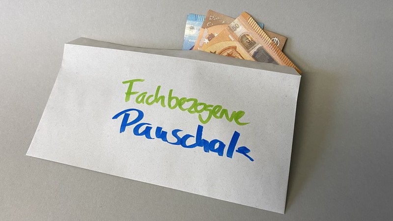 Geld-Briefumschlag mit der Aufschrift Fachbezogene Pauschale