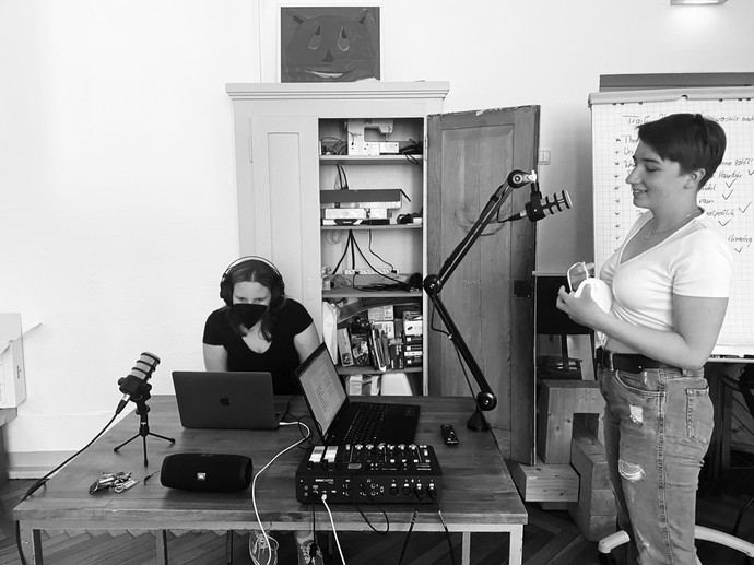 Zwei junge Personen nehmen einen Podcast auf (Foto: Stadt Iserlohn)