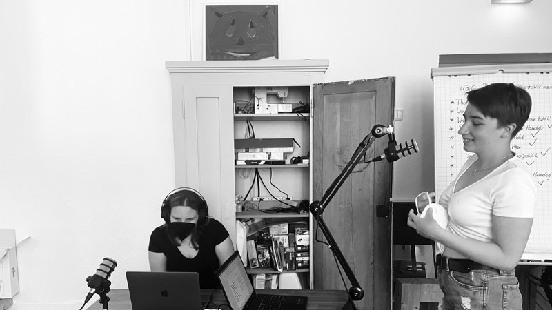 Zwei junge Personen nehmen einen Podcast auf (Foto: Stadt Iserlohn)