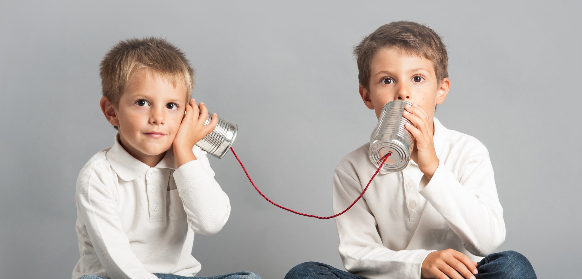 Foto zwei Jungs mit Dosentelefon (Bild: AdobeStock).