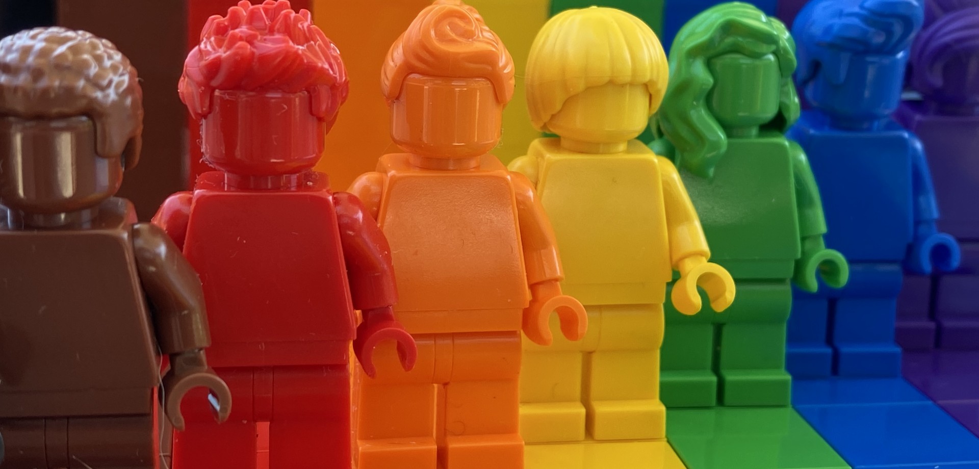 Foto von Legofiguren in Regenbogenfarben vor Regenbogen (Bild: Andreas Gleis).