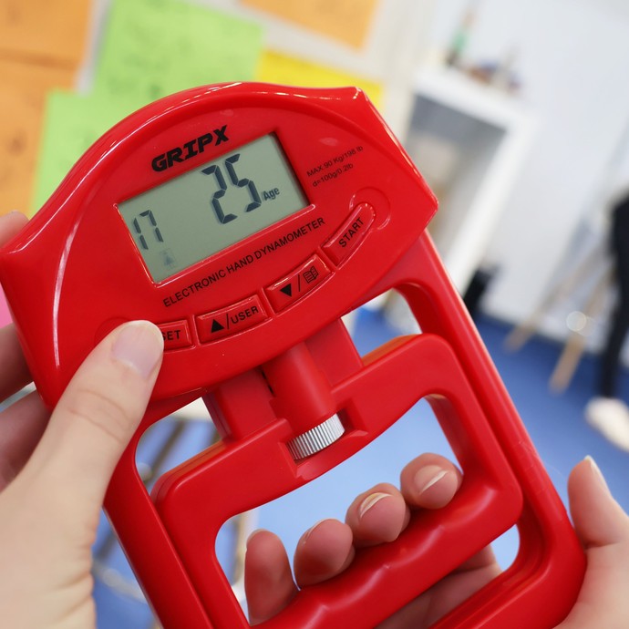 Eine Hand mit einem Kraftmessgerät. (vergrößerte Bildansicht wird geöffnet)