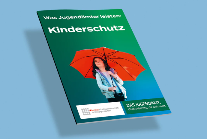 Eine Broschüre mit dem Titel "Was Jugendämter leisten: Kinderschutz"