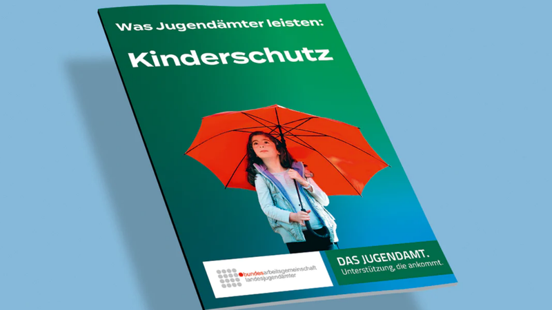 Eine Broschüre mit dem Titel "Was Jugendämter leisten: Kinderschutz"