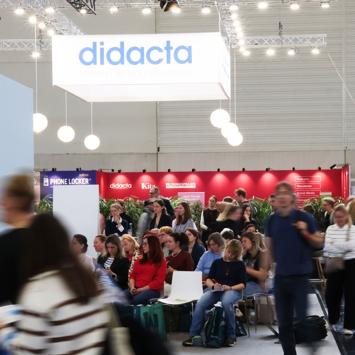 Mehrere Menschen lauschen einem Vortrag auf der didacta 2026. (vergrößerte Bildansicht wird geöffnet)