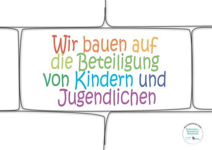 Ein Baustein mit farbigem Text in Kinderschrift "Wir bauen auf die Beteiligung von Kindern und Jugendlichen"