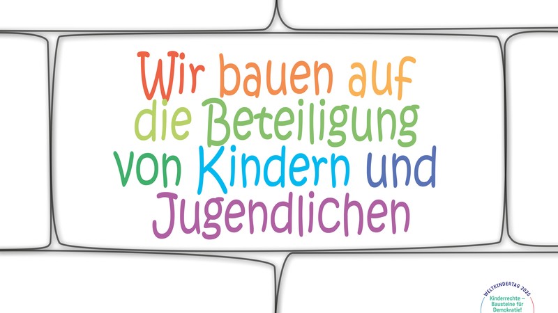 Ein Baustein mit farbigem Text in Kinderschrift "Wir bauen auf die Beteiligung von Kindern und Jugendlichen"