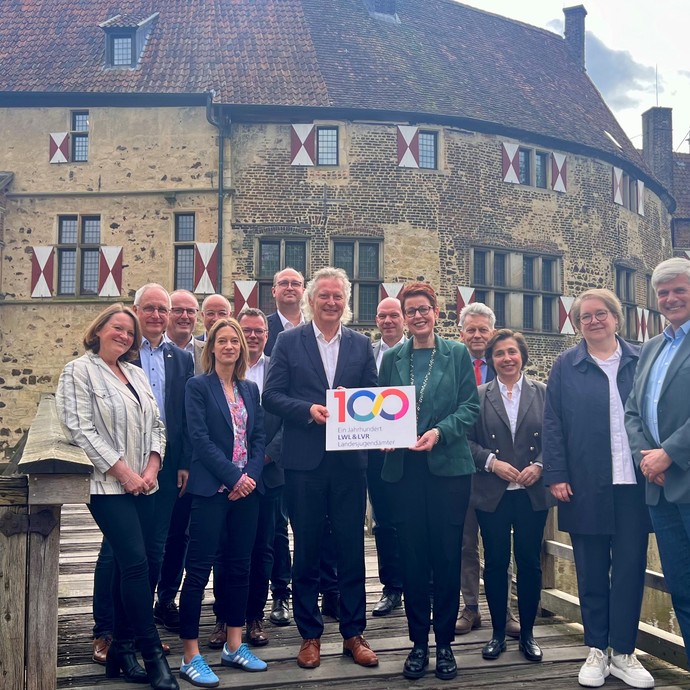 Gruppenfoto von Jugenddezernenten des Münsterlandes vor der Burg Vischering (vergrößerte Bildansicht wird geöffnet)