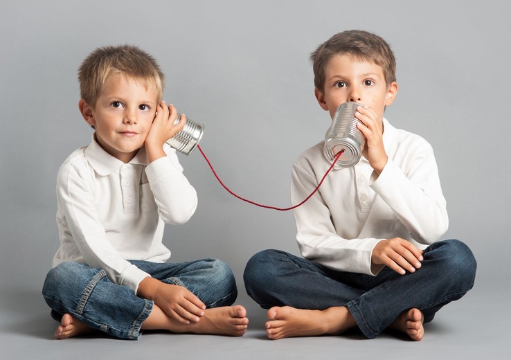 Foto Jungen mit Dosentelefon (Bild: adobe.stock/  pio3)