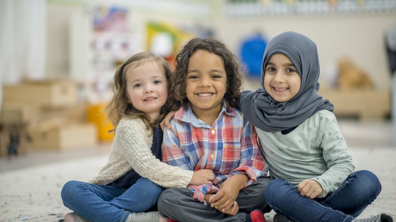 Kinder mit Migrationshintergrund (istock.com - FatCamera)