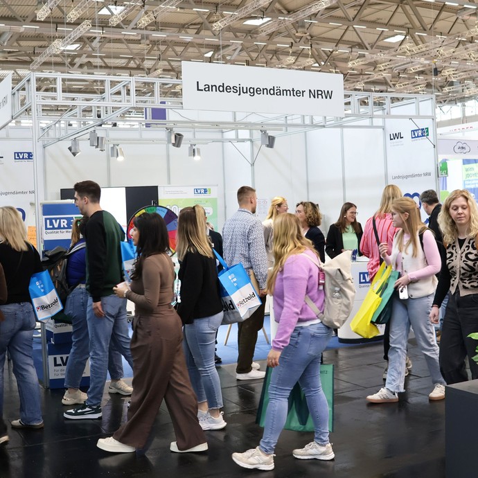 Viele Menschen halten sich am gemeinsamen didacta-Stand der Landesjugendämter LWL und LVR auf. (vergrößerte Bildansicht wird geöffnet)
