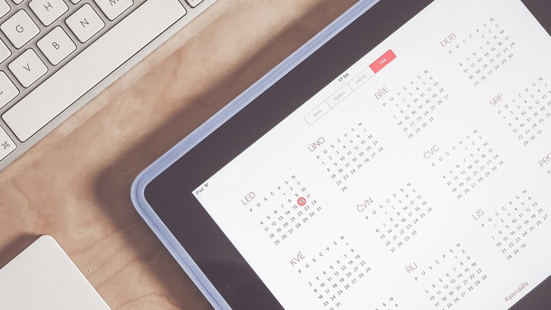 Foto eines Tablets mit geöffneter Kalender-App