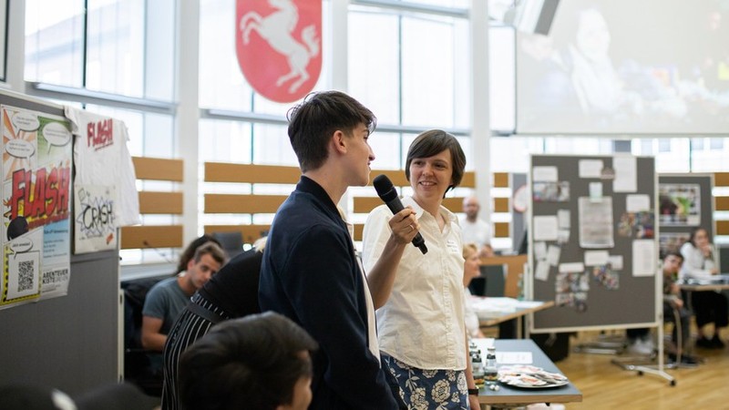 Bei den Projekten initiieren nicht die Erwachsenen den Dialog: Die Jugendlichen selbst geben den ersten Impuls. Das Bild zeigt eine Interviewsituation bei einem Abschlussfachtag zum Förderprogramm. Foto: LWL
