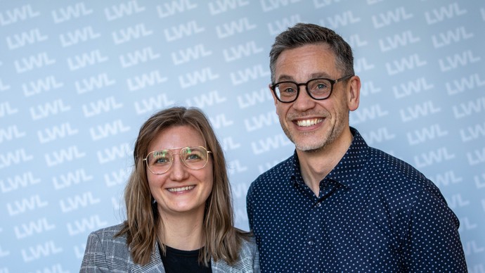 Das Bild zeigt die beiden Interviewpartner