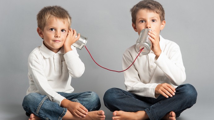 Foto Mädchen mit Dosentelefon (Bild: Fotoloa.com / Noam).