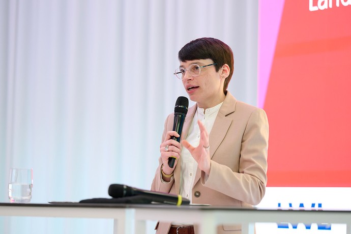 Jugendministerin Josefine Paul gratuliert den Landesjugendämtern (Foto: LWL/Urban)