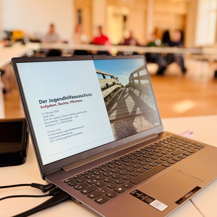 Ein PC steht vor einer großen Teilnehmergruppe im Rahmen eines LWL-Workshops (vergrößerte Bildansicht wird geöffnet)