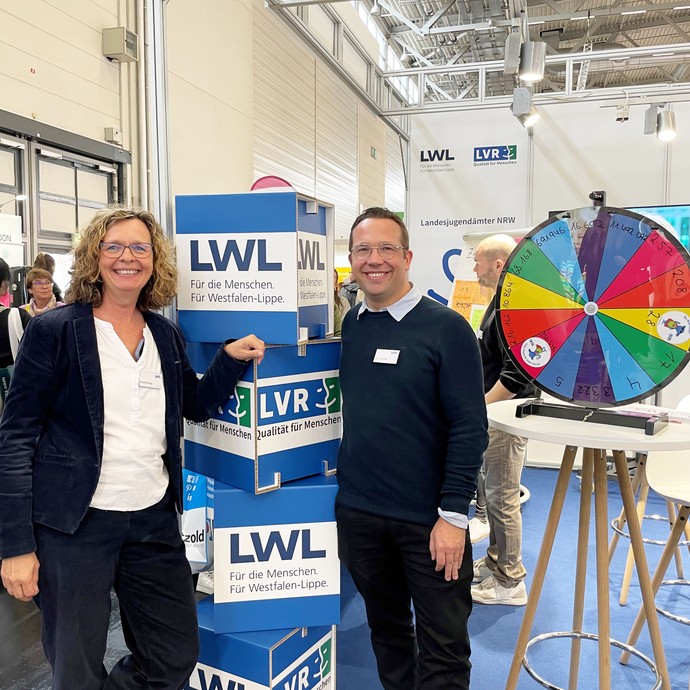 DIe LWL-Fachberater:innen Claudia Freitag und Marco Lehmann auf der didacta 2026. (vergrößerte Bildansicht wird geöffnet)