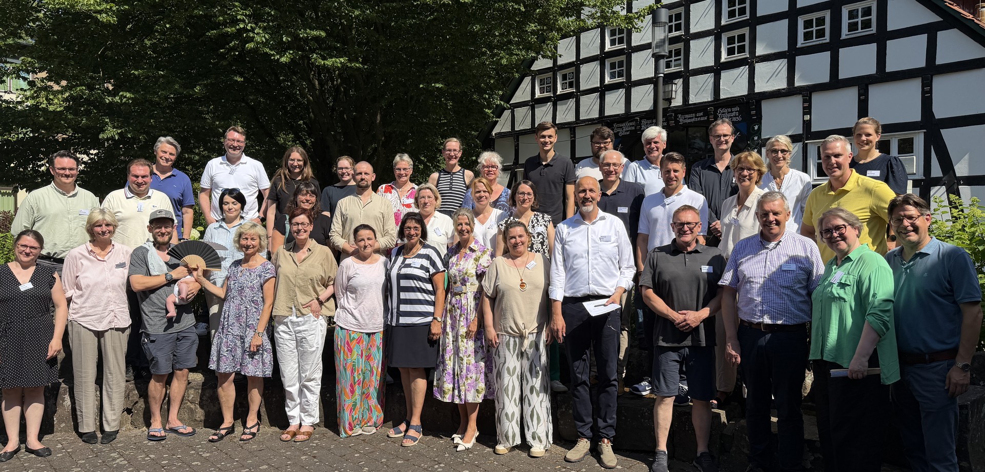 Die Teilnehmenden des Landesjugendhilfeausschusses in einem Gruppenfoto